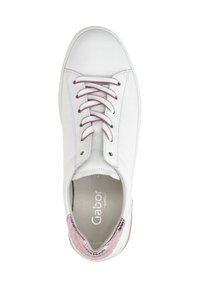 Weißer Sneaker mit rosafarbenen Akzenten, runder Zehenpartie, drei Ösen und flacher Schnürung. Glattes Leder mit einem strukturierten Fersenpanel.