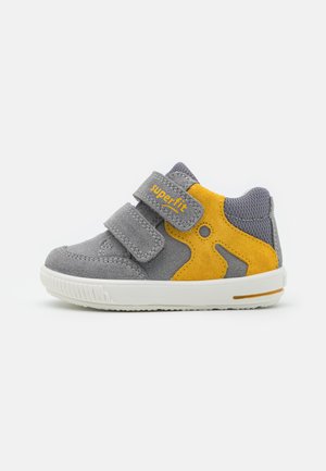 MOPPY - Sneaker low - grau/gelb