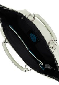 Borsa a tracolla in pelle grigia chiara con hardware argento, chiusura a zip e fodera in tessuto nero; presenta una tasca a fessura e un'etichetta del marchio all'interno.