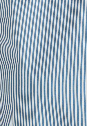 Tela de algodón con rayas verticales alternas en azul claro y blanco, creando una textura suave con un ligero brillo.