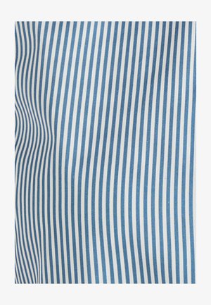 Katoenen stof met afwisselende verticale strepen in lichtblauw en wit, die een gladde textuur met een subtiele glans creëren.