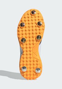 Soletta di scarpa da calcio, gomma arancione con tacchetti esagonali. Sei tacchetti metallici circolari per trazione. Bordo liscio e dettaglio del logo centrale.