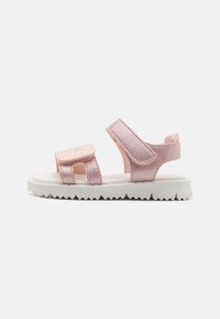 Rosa sandaler med to justerbare stropper, teksturert materiale og en hvit, rillede gummisåle, med en liten logo på stroppen.