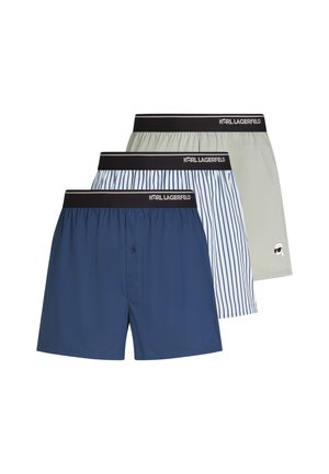 Drie paar boxers: één effen marineblauw, één gestreept blauw en wit, en één lichtgrijs. Allemaal voorzien van een zwarte elastische tailleband met logo.