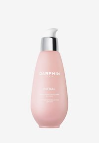 Lozione stabilizzante attiva Darphin Intral in una bottiglia di vetro satinato rosa, con un tappo a pompa bianco e dettagli argentati. Texture liscia, forma arrotondata.