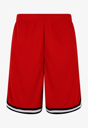 Czerwone szorty koszykarskie wykonane z oddychającej siateczki, z czarno-białym paskiem na dole. Elastyczna talia dla komfortu.
