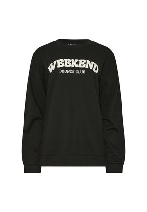 Sweatshirt noir à manches longues, col rond, avec le texte "WEEKEND BRUNCH CLUB" en tissu plaqué blanc sur le devant.