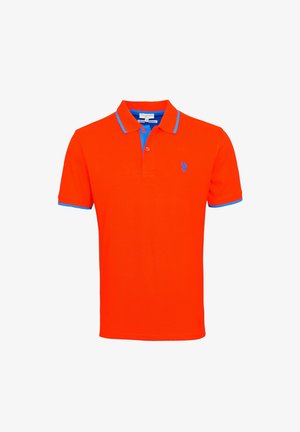 Polo orange avec col et bordures de manches bleues contrastantes, arborant un petit logo sur la poitrine. Confectionné en coton lisse.