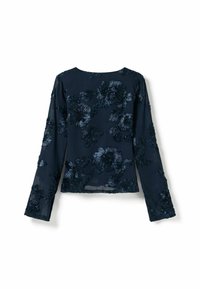 Tumši zila garo piedurkņu blūze, izgatavota no caurspīdīga auduma, ar sarežģītu ziedu izšuvumu un teksturētiem akcentiem uz piedurknēm un ķermeņa.