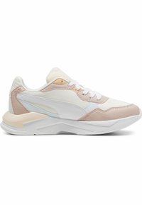 Des baskets de sport multicolores en mélange de matériaux en maille et synthétiques, principalement blanches avec des accents rose pâle et beige, de forme arrondie.