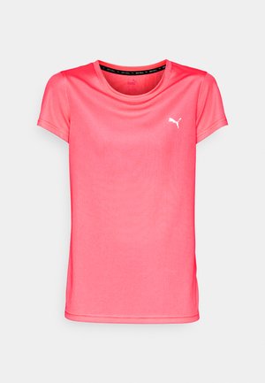 T-shirt de sport à manches courtes rose, fabriqué en tissu texturé. Il possède un col rond et un petit logo blanc sur la poitrine gauche.