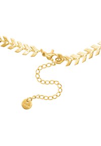Collier en chaîne doré avec un design en chevron, un fermoir en homard et une longueur ajustable avec une petite étiquette en métal.