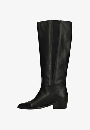 Botte noire en cuir, montant jusqu’au genou, avec un talon plat, présentant une surface lisse et des panneaux latéraux en tissu élastique pour un ajustement flexible. Design à bout carré.