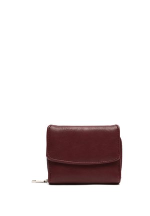 Cartera compacta de cuero burdeos con solapa frontal y cremallera plateada en el lateral sobre un fondo blanco.