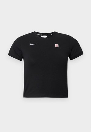 Černý krátký rukávový crop top vyrobený z bavlny. Obsahuje bílé logo Nike a malou červenou a bílou emblemu na levém prsu. Hladká textura.