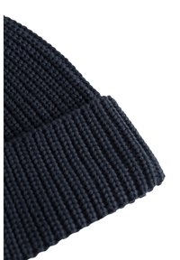 Tumedat kudumist müts, millel on tihedalt kootud muster ja soonikkoes äär. Pehme tekstuur ja paindlik sobivus, sobib külma ilma jaoks.