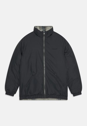 Črna puhovka z visokim ovratnikom, sprednjim zadrgo in dvema stranskima žepoma. Znotraj je obložena s kontrastno sivo karo podlogo. Mehka, gladka tkanina.