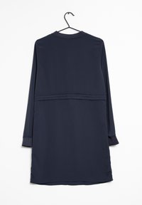 Marineblaues langärmliges Kleidungsstück mit rundem Ausschnitt, das in der Mitte eine horizontale Naht hat und einen leicht abgerundeten Saum hinten aufweist.