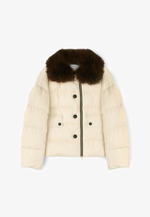 Cremefarbene Steppjacke mit braunem Kunstpelzkragen, Reißverschluss und vier schwarzen Knopfakzenten. Verfügt über einen strukturierten Stoff und zwei Vordertaschen.