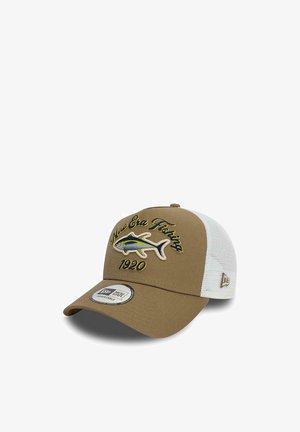 Brauner Hut mit weißem Netzrücken, mit gesticktem Fischdesign und dem Text "New Era Fishing 1920", strukturierte Form und verstellbarem Riemen.