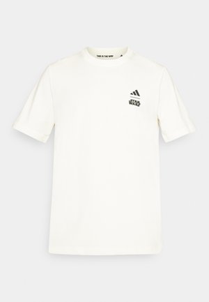 Hvit T-skjorte med korte ermer, med små svarte Adidas- og Star Wars-logoer på venstre bryst og "THIS IS THE WAY" trykt på innsiden av kragen.