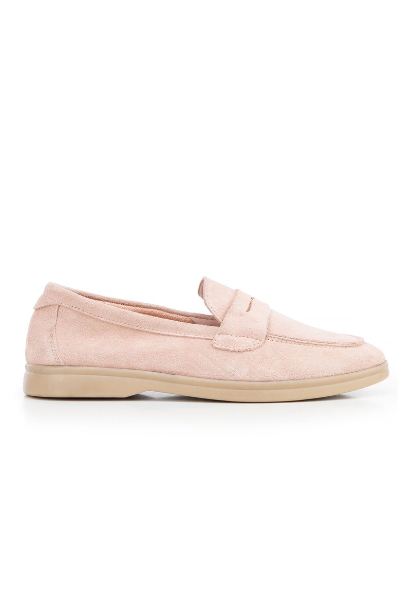 Różowe zamszowe loafersy o designie slip-on, z przeszywaną wierzchnią częścią i elastyczną beżową gumową podeszwą. Miękka tekstura i casualowy styl.