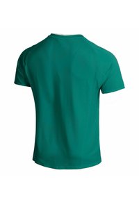 Maglietta sportiva verde a maniche corte con una texture liscia, caratterizzata da un collo rotondo e dettagli in rete per la traspirabilità, progettata per l'abbigliamento attivo.