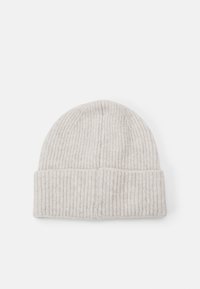 Gorro de punto acanalado gris con un puño doblado, hecho de material suave, que presenta un patrón texturizado y una parte superior redondeada.