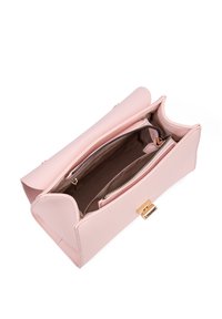 Borsa a mano in pelle rosa con finitura testurizzata, aperta per rivelare un interno beige, dotata di un vano centrale con zip e chiusura in metallo dorato.