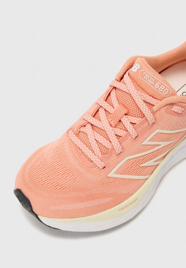 FRESH FOAM 680 V8 - Road running shoes - peach nectar3