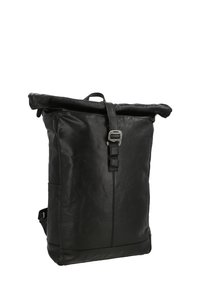 Schwarzer Leder-Rucksack mit Rolltop-Design, verstellbarem Riemen und silbernen Metallakzenten. Glatte Textur und minimalistische Form.