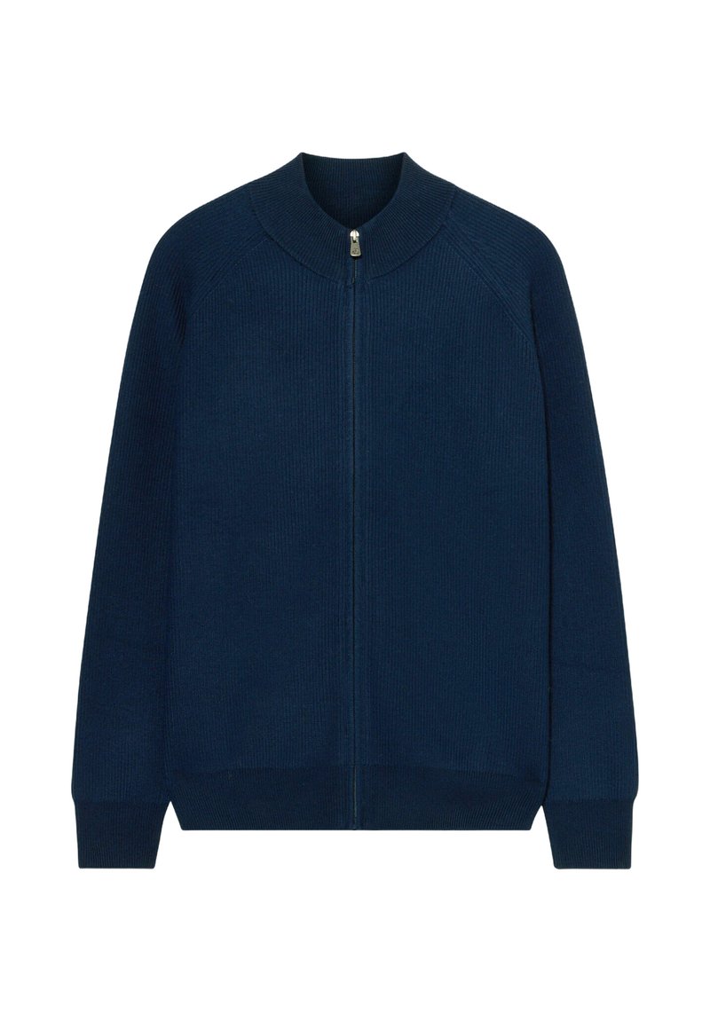 Tmavě modrý, dlouhý pletený svetr s plným předním zipem a žebrovaným límcem, manžetami a lemem, položený na bílém pozadí.