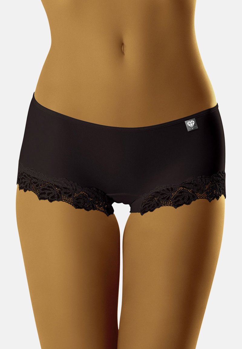 Zwarte boyshort ondergoed met kantafwerking aan de benen, gemaakt van glad materiaal. Bevat een klein logotag op de tailleband.