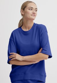 Kongeblå, kortærmet sweatshirt lavet af bl�ødt stof med ribbet halsudskæring og lynlås, med afslappet pasform og sidesyninger.