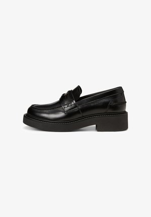 Mocassins en cuir noir avec un bout arrondi, des coutures discrètes et une épaisse semelle plateforme noire. Présente une sangle décorative sur le dessus.