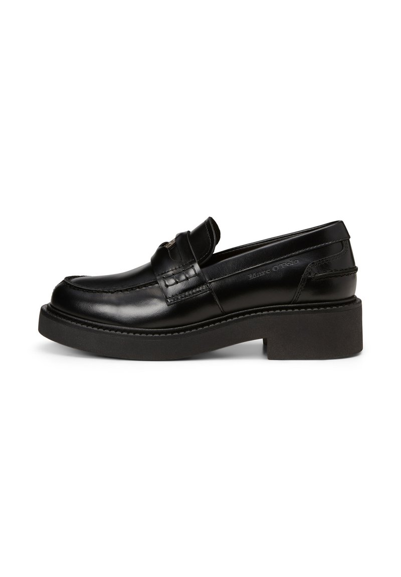 Mocassins en cuir noir avec un bout arrondi, des coutures discrètes et une épaisse semelle plateforme noire. Présente une sangle décorative sur le dessus.