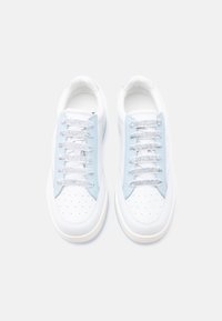 Λευκά δερμάτινα αθλητικά παπούτσια με γαλάζιες λεπτομέρειες, διακοσμημένα με λαμπερά ασημί κορδόνια, στρογγυλεμένη μύτη και διάτρητα σχέδια στο επάνω μέρος.