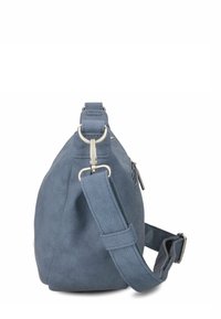 Borsa a tracolla blu con texture, dotata di tracolla regolabile, ganci metallici e tasca con zip, mostrata in vista laterale su uno sfondo bianco.