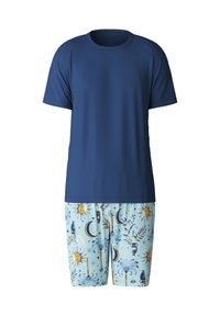 Marineblauwe t-shirt met korte mouwen, gecombineerd met lichtblauwe shorts met zon- en maanpatronen in goud en donkerblauw, gemaakt van zachte stof.