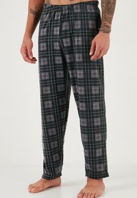 Fekete és szürke kockás pizsama nadrág, gumis derékrésszel, amely kockás mintával és oldalsó zsebekkel rendelkezik. Puha anyag és egyenes szabás.