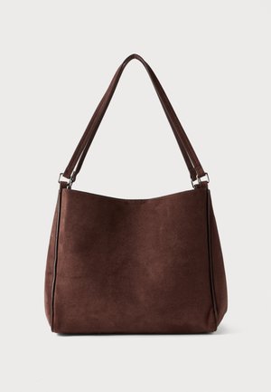 Brūna zamšādas plecu soma ar divām siksnām un vienkāršu, neizrotātu taisnstūra formu uz balta fona.