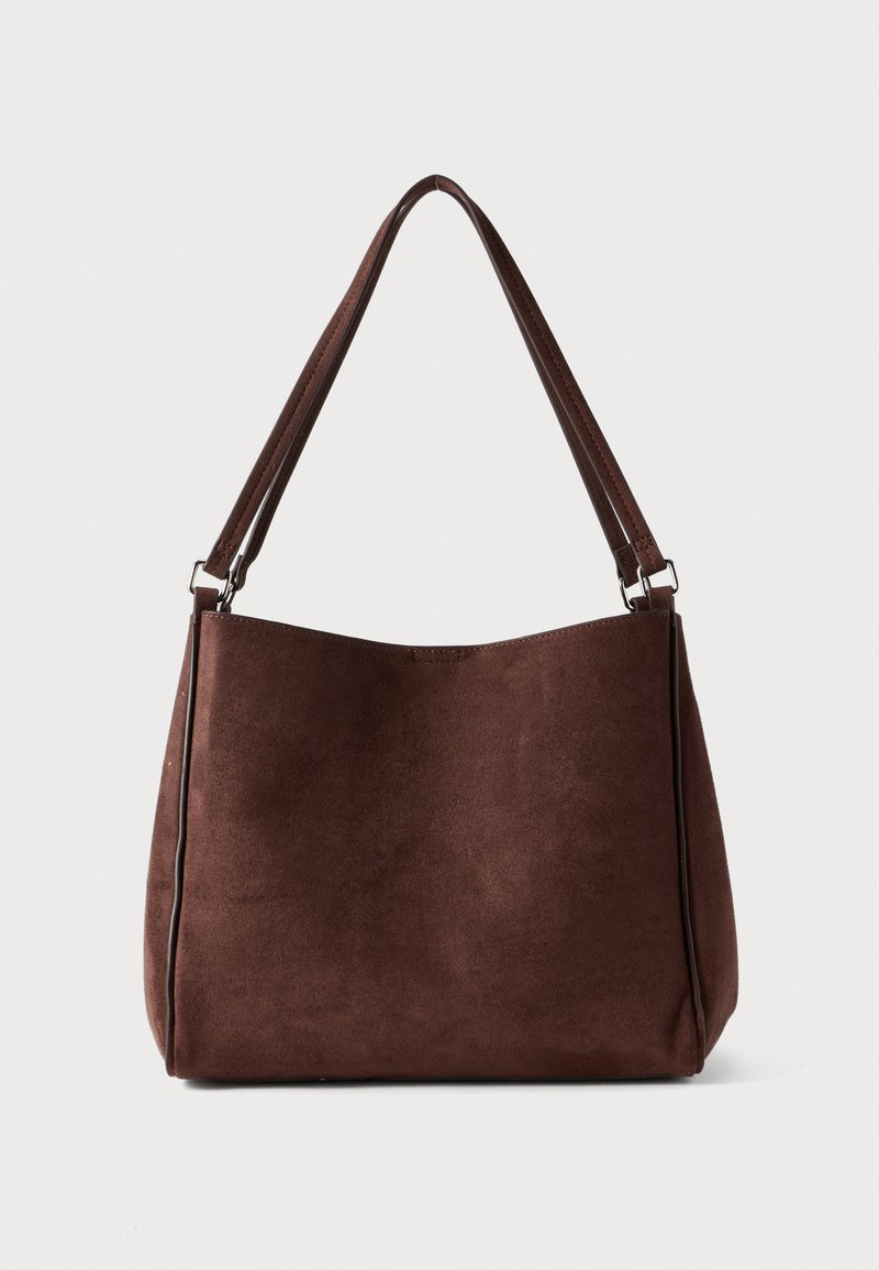 Καφέ δερμάτινη τσάντα ώμου με δύο λουριά και απλό, αδιάκοπο ορθογώνιο σχήμα σε λευκό φόντο.