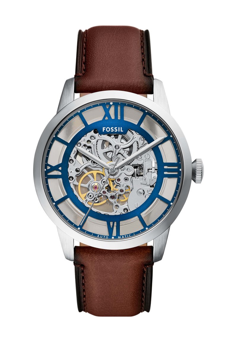 Montre automatique avec un boîtier en acier inoxydable argenté, un cadran bleu et argenté, un bracelet en cuir brun et des mouvements mécaniques visibles.