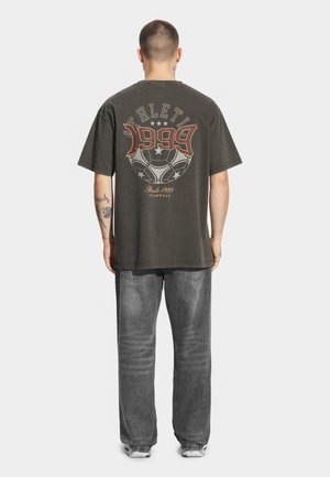 - T-shirt z nadrukiem