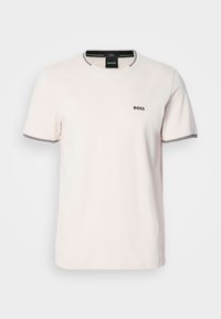 T-shirt rose clair en coton. Col rond avec bordures côtelées noires contrastantes. Petit logo "BOSS" noir sur la poitrine. Manches courtes.