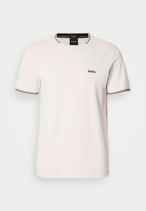 Heled roosa puuvillane t-särk. Ümar kaelus kontrastse musta ribaga. Rinna peal väike must "BOSS" logo. Lühikesed varrukad.
