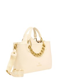 Borsa color crema in pelle testurizzata con dettagli e manici in catena dorata. Presenta una tracolla rimovibile e un logo in rilievo sul davanti.
