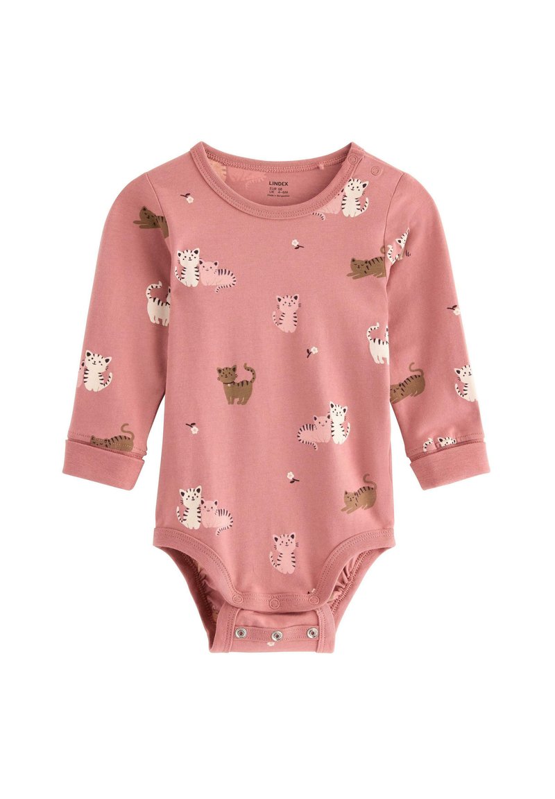 Combinaison à manches longues rose avec divers motifs de chats, fabriquée en tissu doux. Présente des fermetures à pression à l'arrière et un col rond.