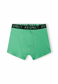 Zielone bawełniane bokserki z czarnym elastycznym pasem, na którym znajduje się napis "RESPECT" wielkimi literami. Zaszyty rozporek i gładka faktura.