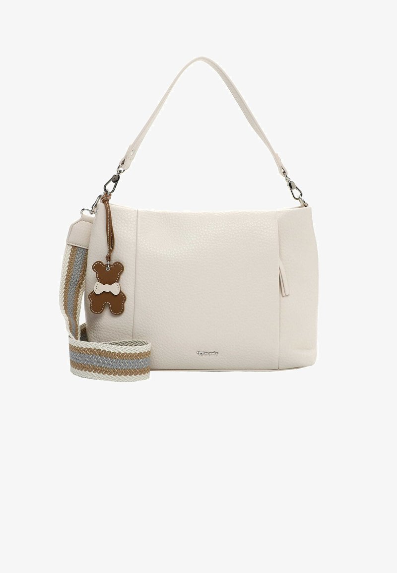 Hvid tekstureret læderhåndtaske med en aftagelig skulderrem med striber og en brun bjørneformet vedhæng fastgjort til håndtaget.